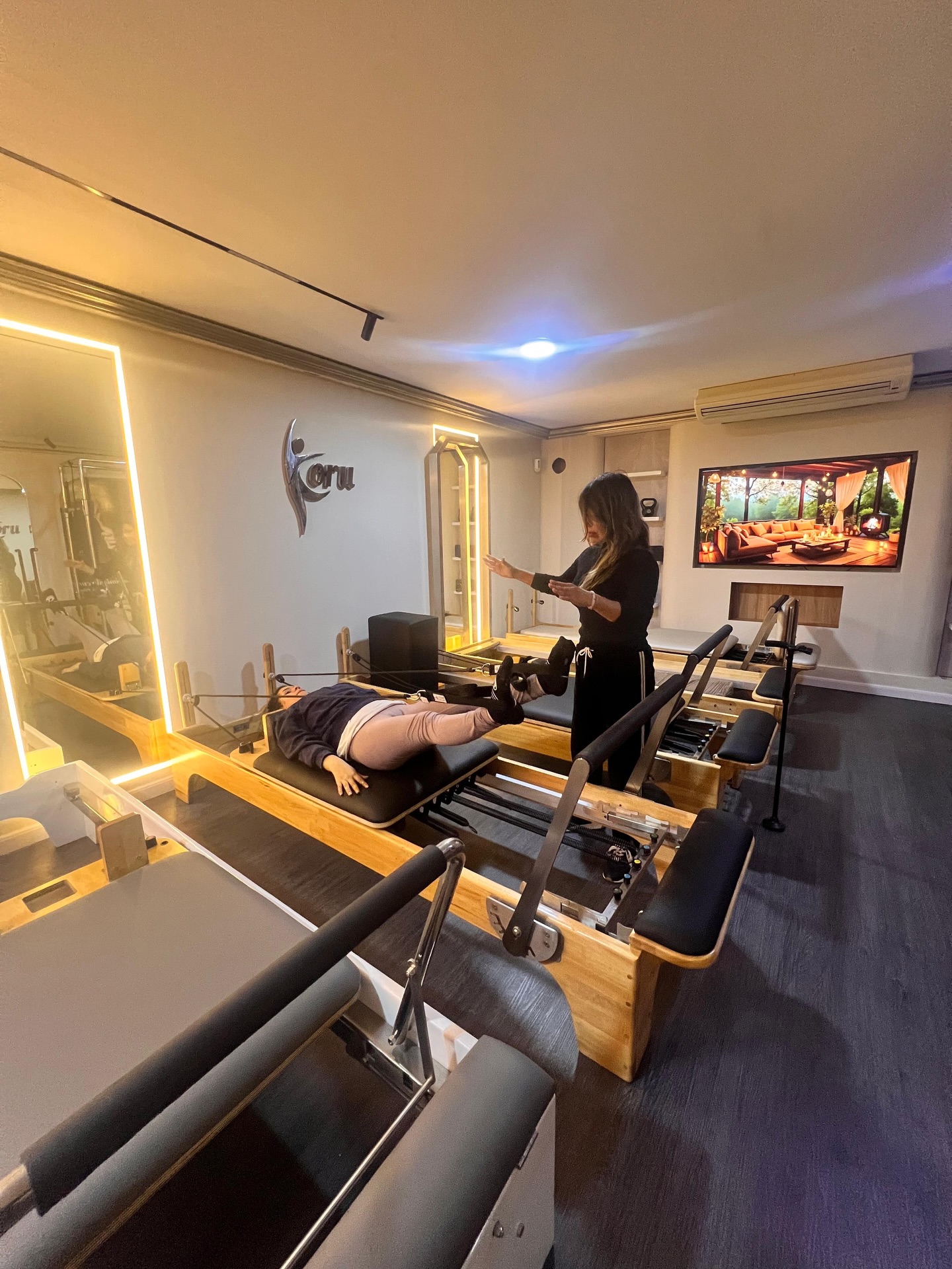 Clase guiada con equipo de Pilates en Koru