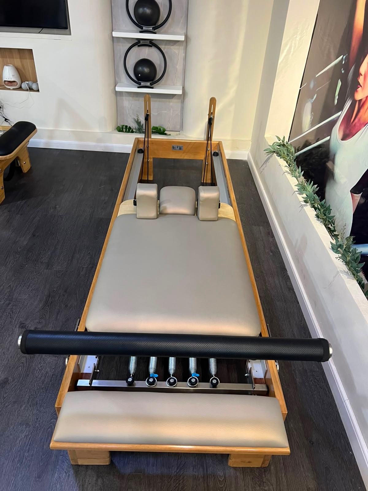 Reformer Clásico de madera con tapizado claro