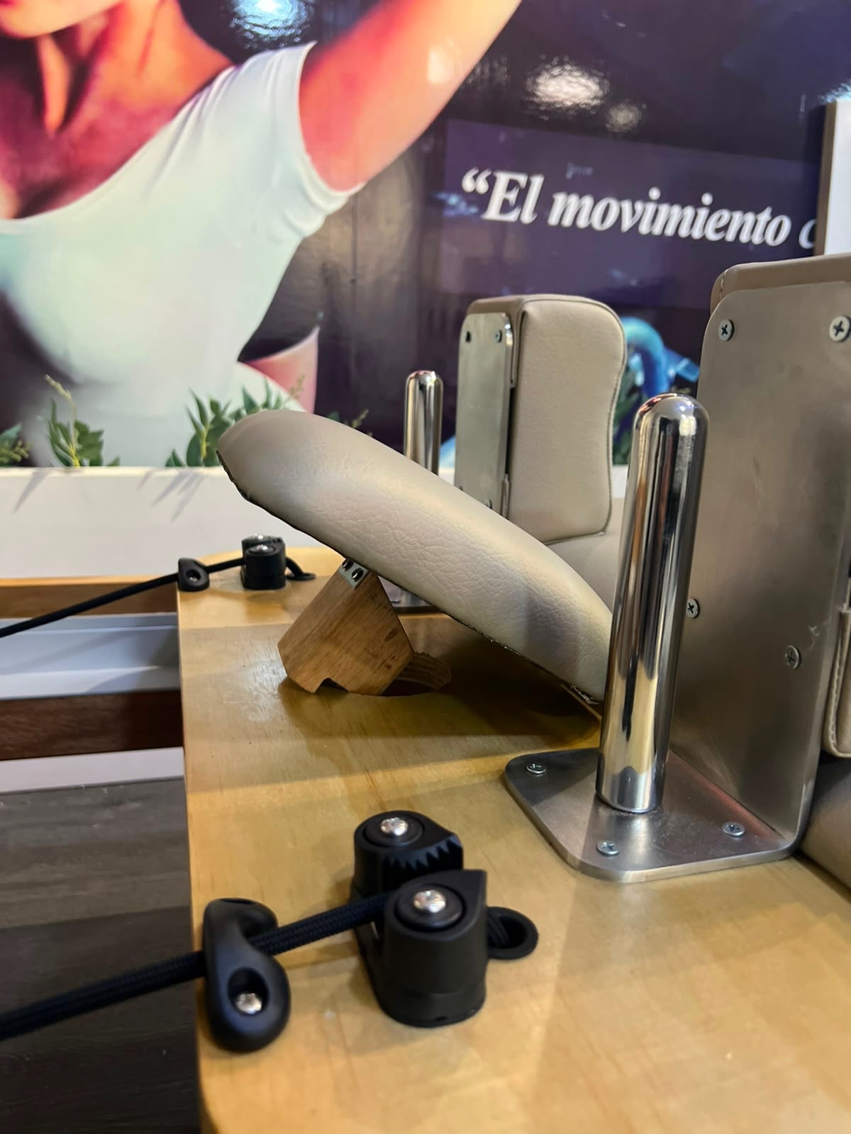Detalle real de las hombreras y herrajes del Reformer Minimalista