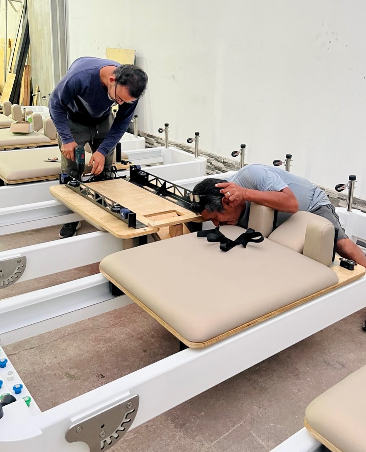 Equipo Koru durante el proceso de fabricación